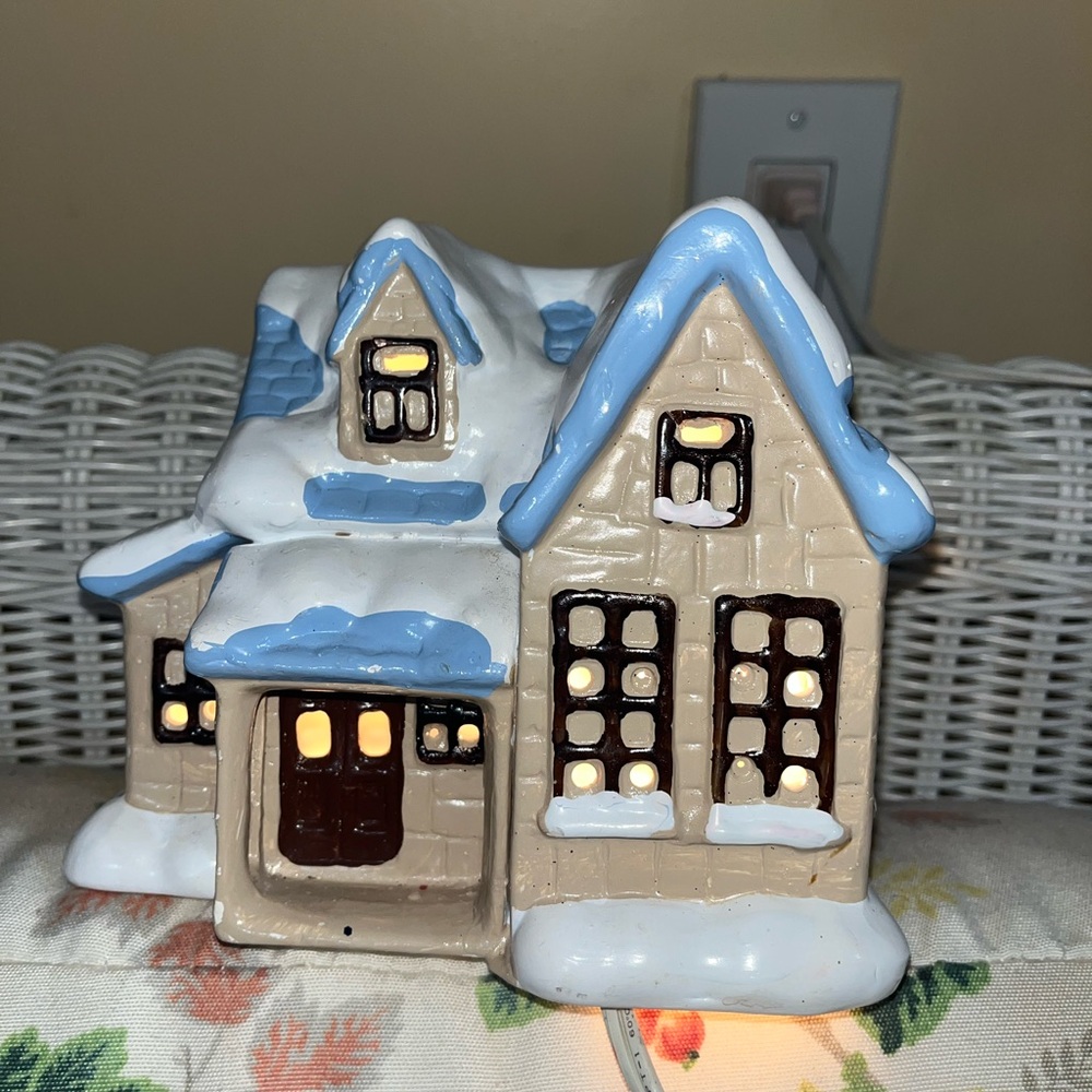 Lighted Country Cottage House of Lloyd Porcelain Snow Covered 1987 VTG